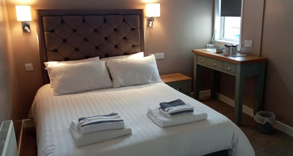 En eller flere senge i et værelse på The Skye Bridge Hotel