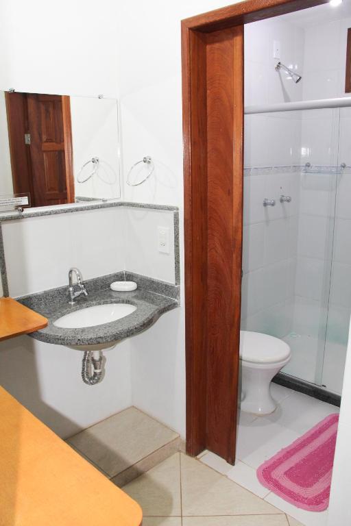 um banheiro com pia e vaso sanitário em Pousada Vale Du'Carmo em Pedra Azul