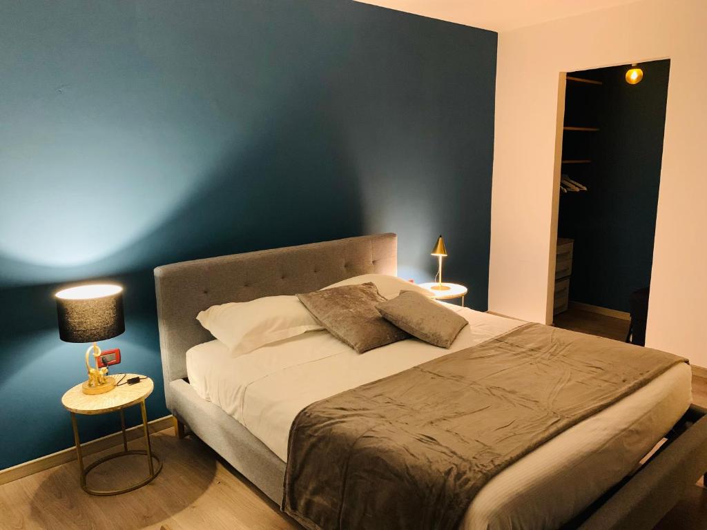 - une chambre avec un grand lit et un mur bleu dans l'établissement CA' MIANI, à Venise