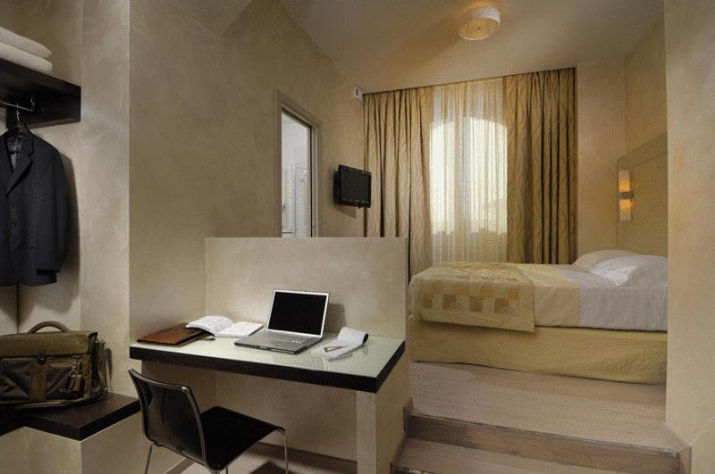 Televízia a/alebo spoločenská miestnosť v ubytovaní Hotel La Cartiera
