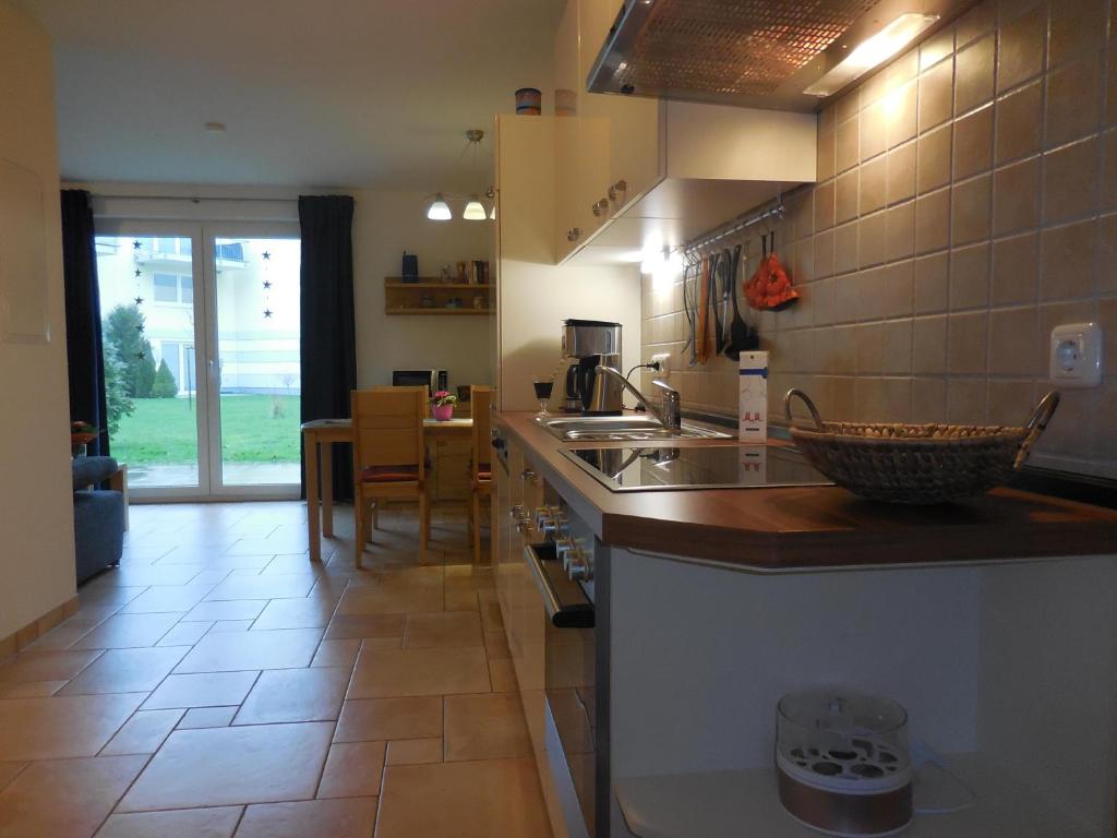 eine Küche mit einer Spüle und einer Arbeitsplatte in der Unterkunft Ferienwohnung KWF-4a EG in Graal-Müritz