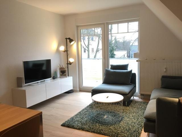 ein Wohnzimmer mit einem Sofa und einem TV in der Unterkunft Ferienwohnung H 20 in Graal-Müritz