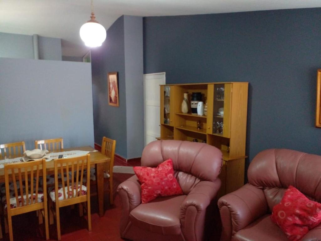 - un salon avec des chaises et une table ainsi qu'une salle à manger dans l'établissement Confort y tranquilidad al 100%, à Malargüe