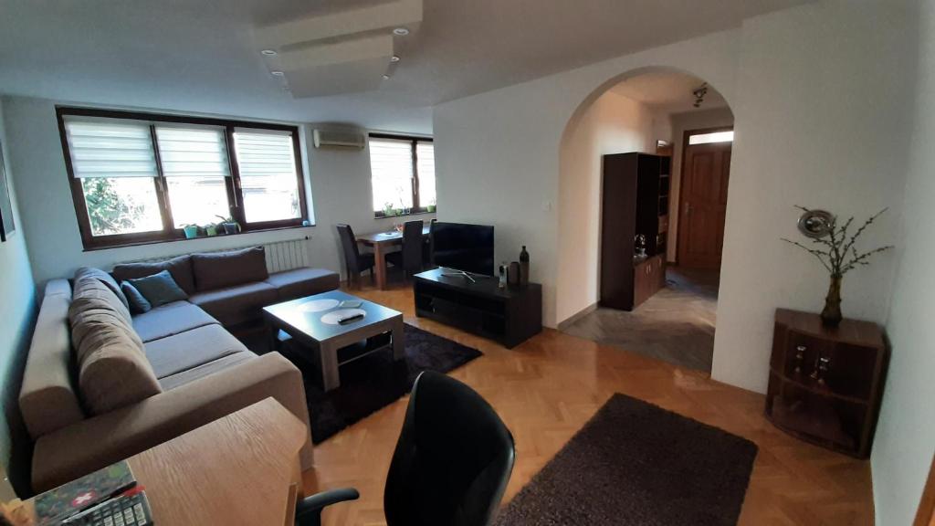 - un salon avec un canapé et une table dans l'établissement Apartment Aurelio, à Zenica