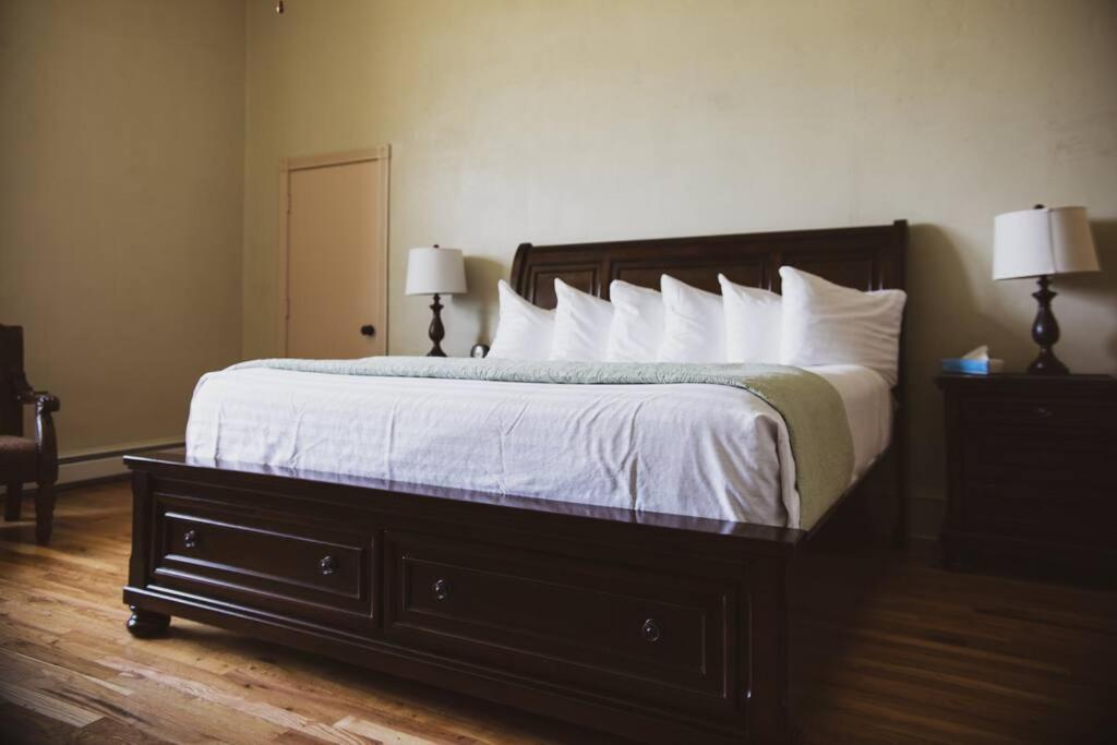 Old School Lodge - Deluxe King Room