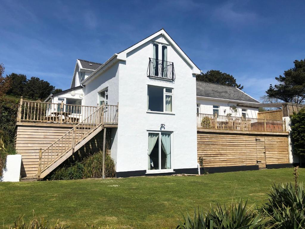 Casa blanca grande con terraza grande en Valley View, en Ilfracombe
