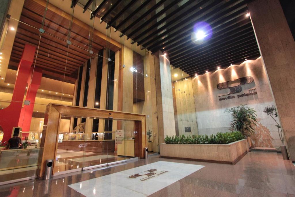 eine Lobby eines Gebäudes mit einer Glastür in der Unterkunft Sevilla Palace in Mexiko-Stadt