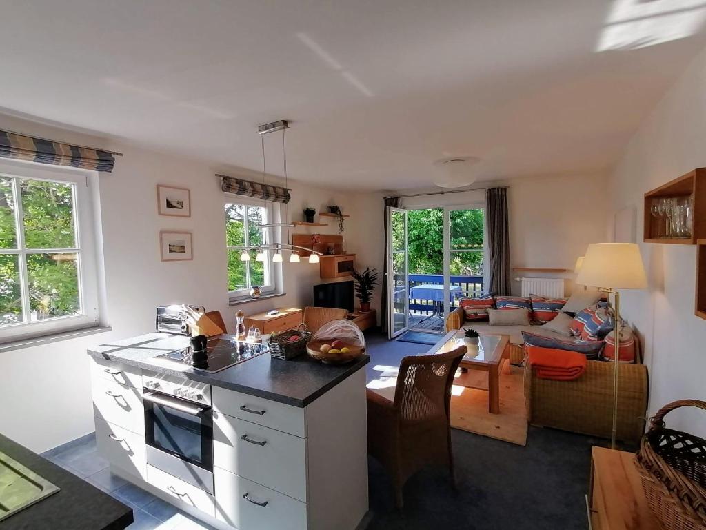 een keuken en een woonkamer met een kookplaat. bij Ferienwohnung M31 "Die Welle" in Graal-Müritz