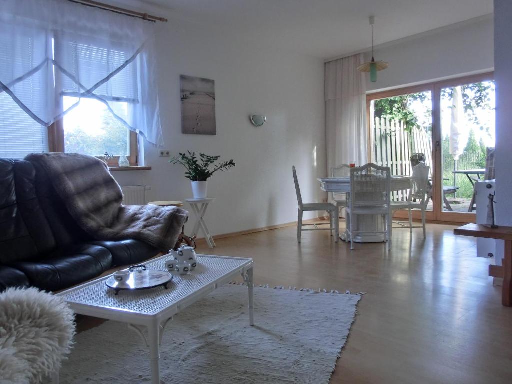 a living room with a couch and a table at Ferienwohnung NH6 in Hirschburg