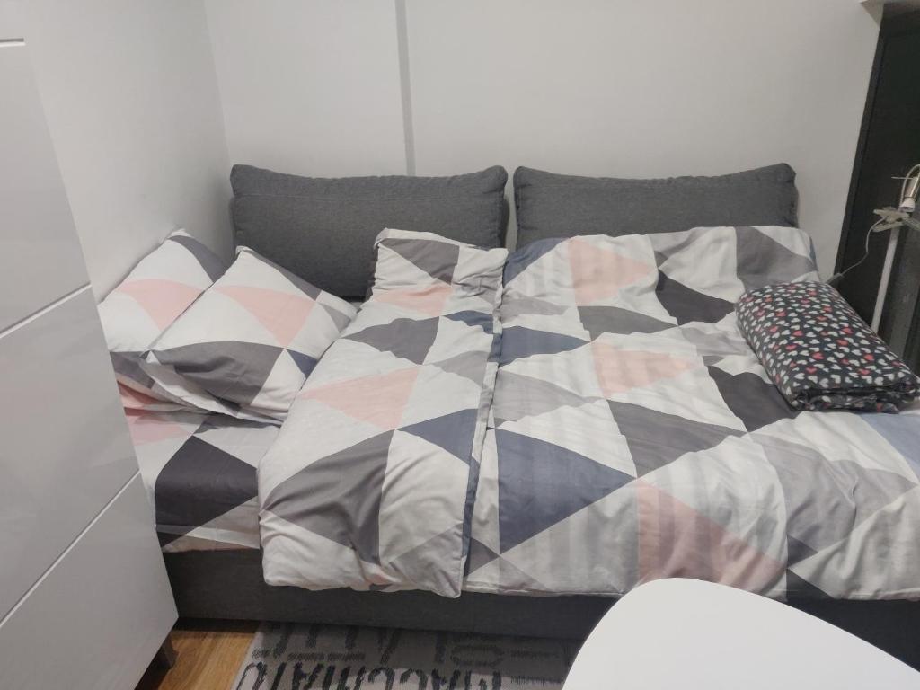 Katil atau katil-katil dalam bilik di Apartman Lori M