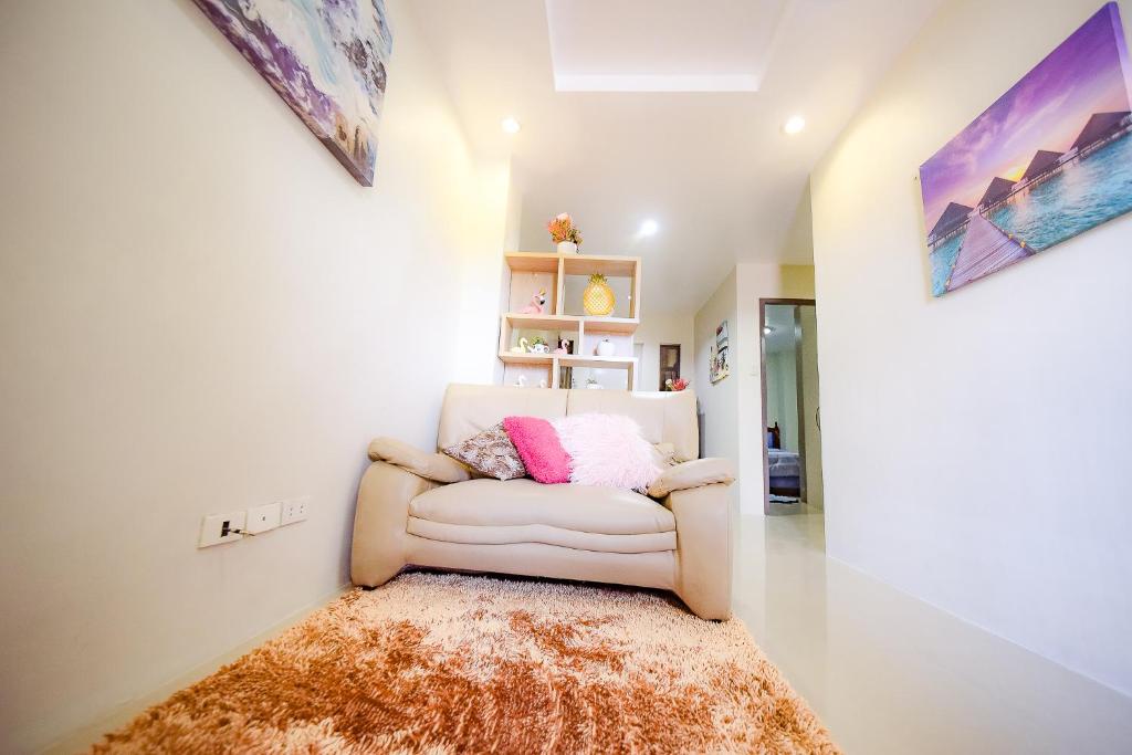 達沃市的住宿－Mailz Haven #5 New Homey Apartment 750m near SM，客厅配有白色沙发和地毯。
