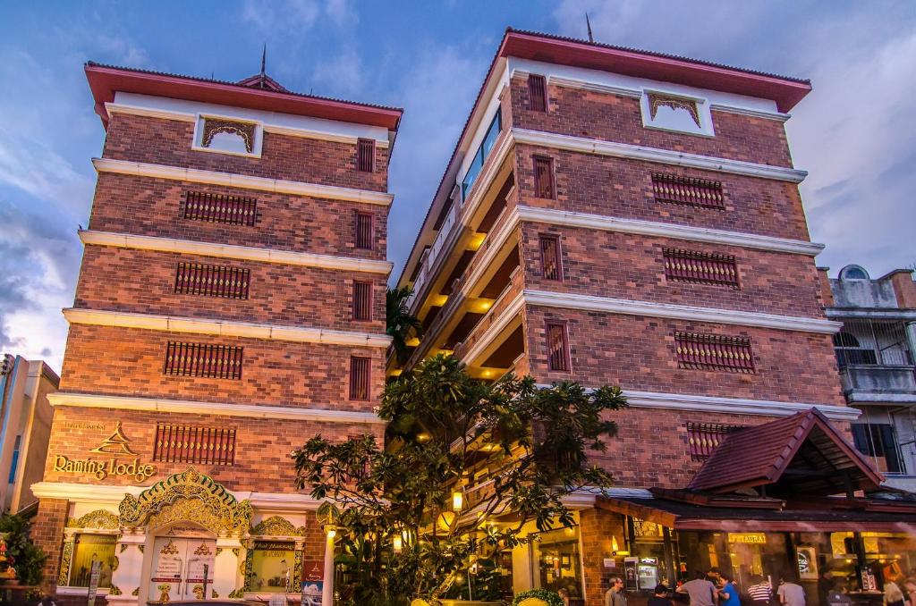 un grand bâtiment en briques à côté d'un bâtiment dans l'établissement Raming Lodge Hotel, à Chiang Mai