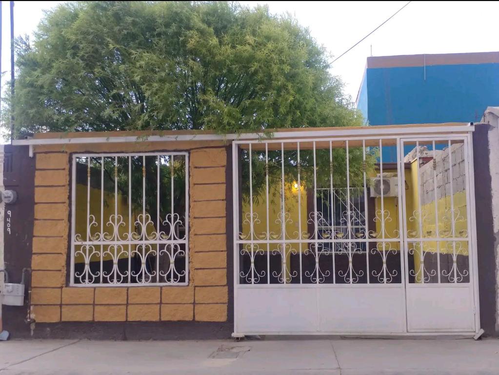 una puerta en un edificio con una valla en Casa Vicky Alojamiento para vacaciones y trámites consulares, en Ciudad Juárez