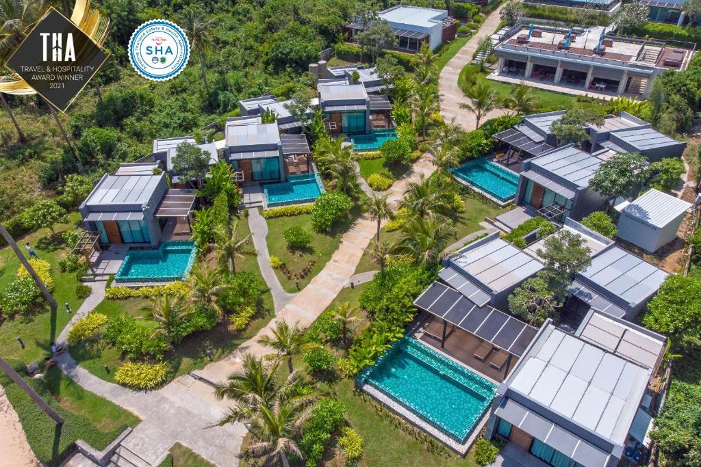 einen Luftblick auf eine Villa mit einem Pool in der Unterkunft SEAnery Beach Resort in Bang Saphan