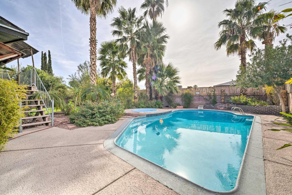 Piscine de l'établissement Vegas Oasis Home with Pool and Spa 7 Miles to Strip ou située à proximité