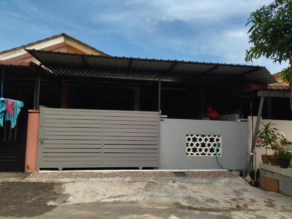 una casa con una puerta delante de ella en Yatida Homestay - Guest House Port Dickson, en Port Dickson