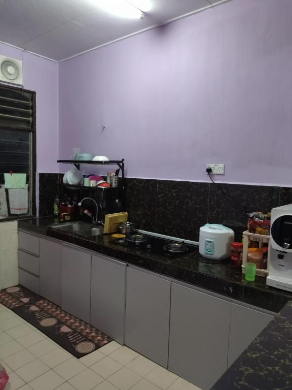 Kuchyň nebo kuchyňský kout v ubytování Yatida Homestay - Guest House Port Dickson