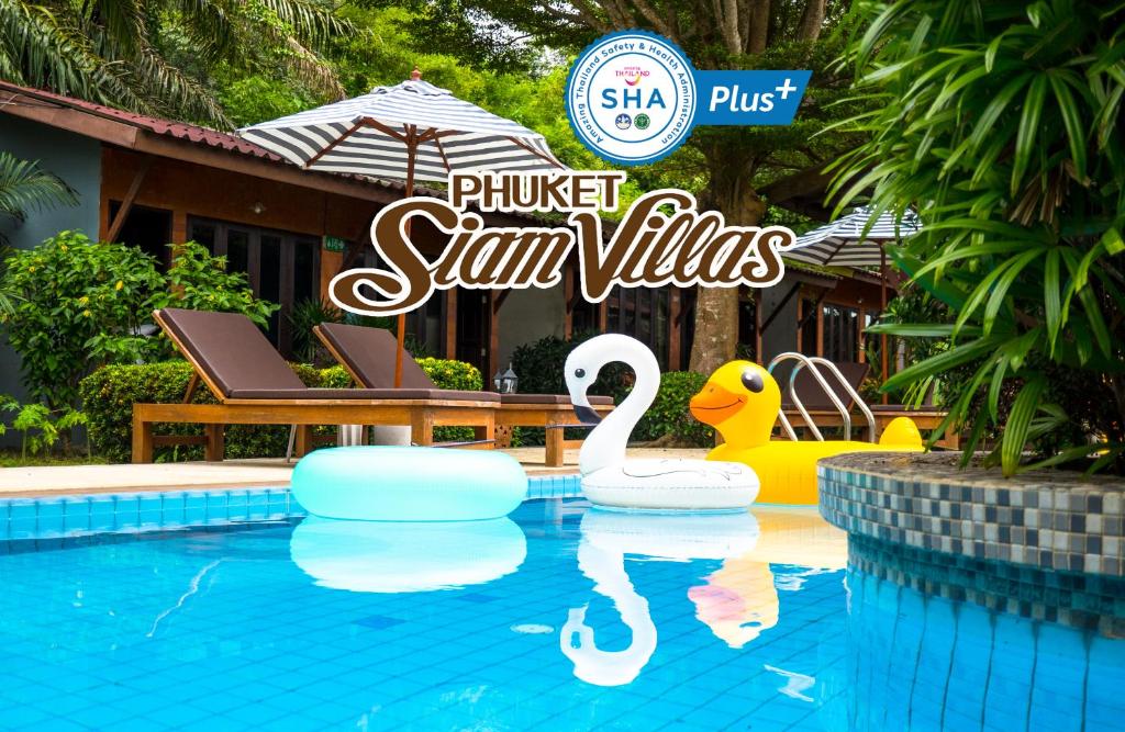een zwembad bij de phu quoc garnalenvilla's bij Phuket Siam Villas - SHA PLUS in Chalong 