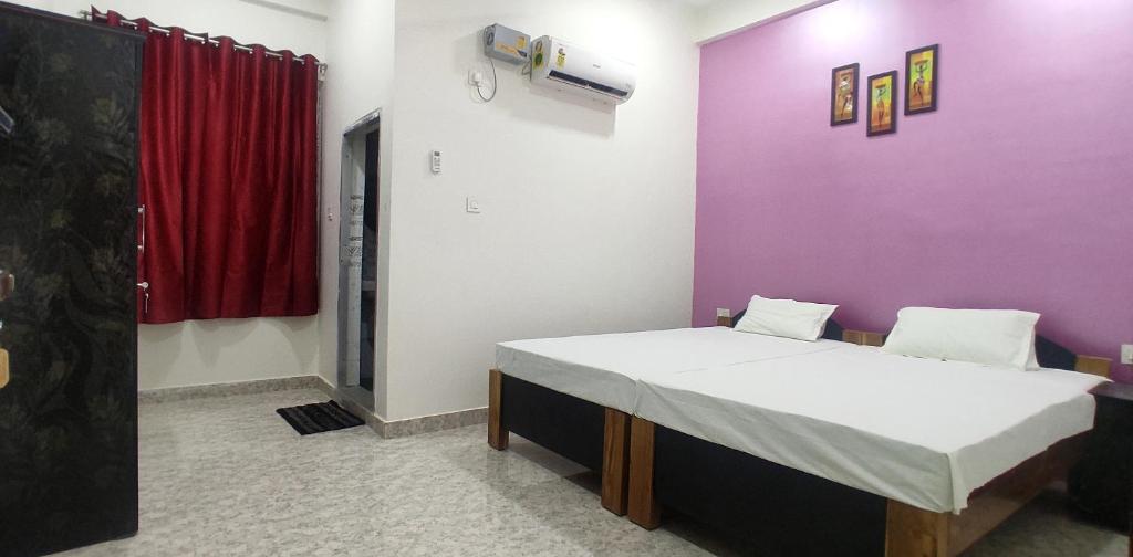 カジランガにあるKRAZYROOMS, Kazirangaの紫の壁のベッドルーム1室(大型ベッド1台付)
