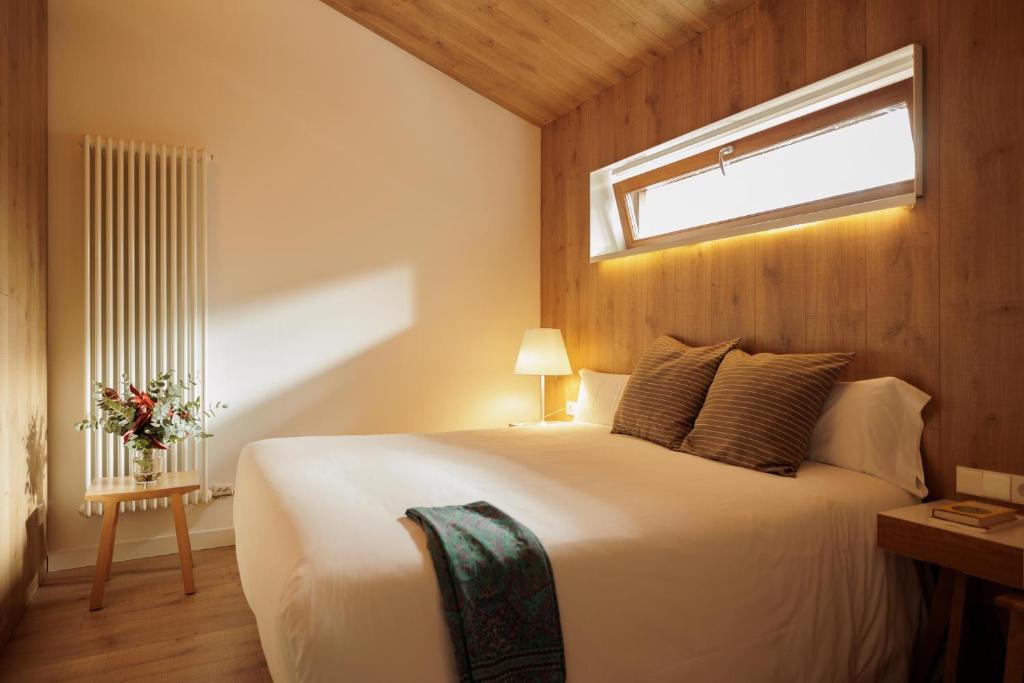 Postel nebo postele na pokoji v ubytování Cabañas Deluxe Basajaun Basoa by IrriSarri Land