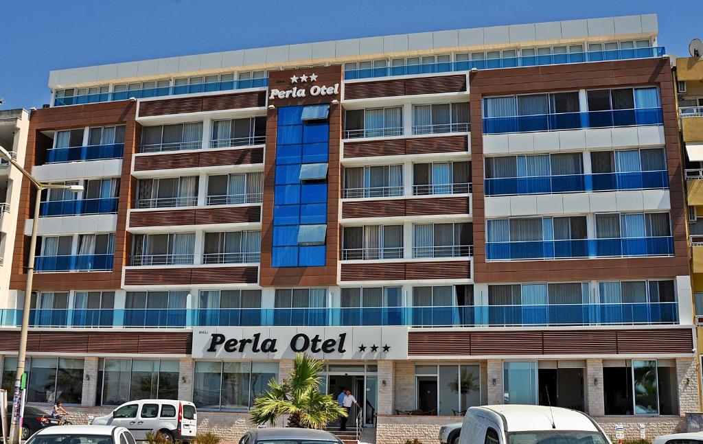 una representación de un estacionamiento frente a un hotel en Perla Hotel, en Dikili