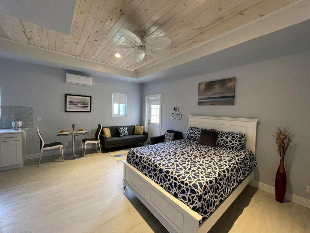 1 dormitorio con 1 cama y sala de estar en Nicoles Nest Brand New Exquisite Studio Hideaway en Freeport