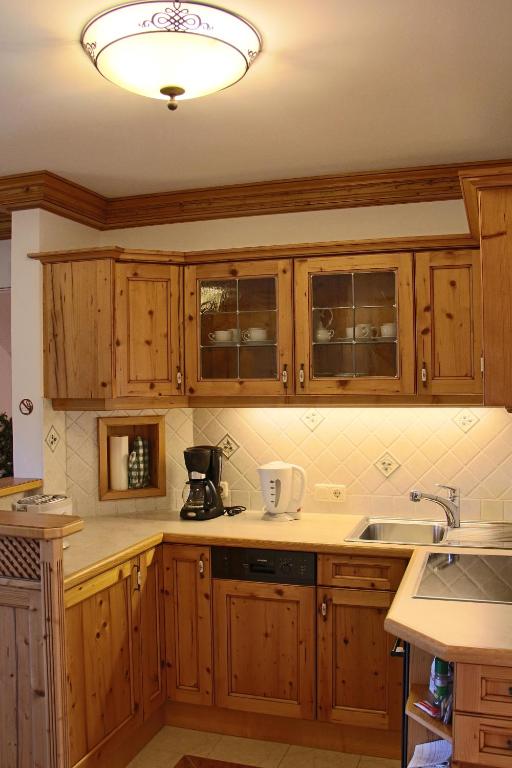 Cucina o angolo cottura di Ferienwohnung Schossleitner - der Wohlfühl-Ansitz am Wolfgangsee mit Weitblick