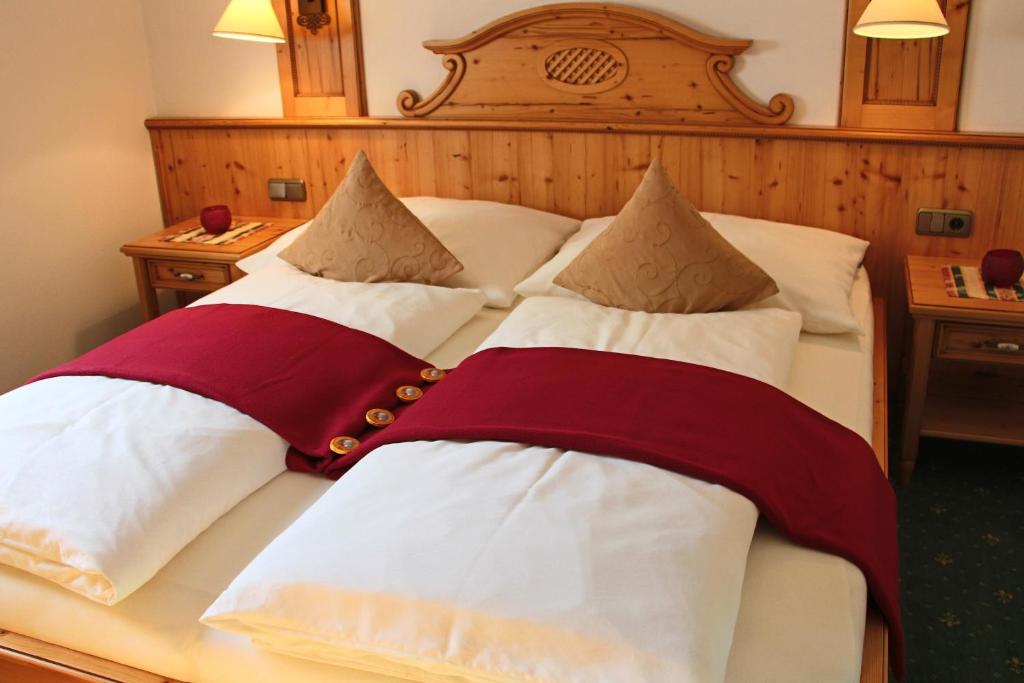 Letto o letti in una camera di Ferienwohnung Schossleitner - der Wohlfühl-Ansitz am Wolfgangsee mit Weitblick