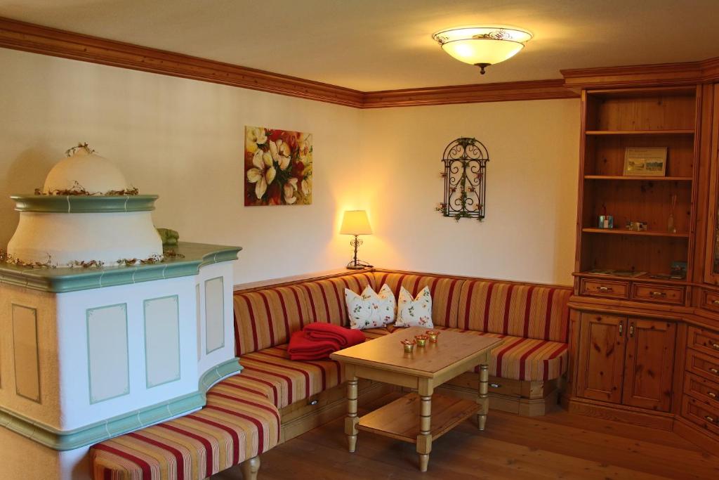 Area soggiorno di Ferienwohnung Schossleitner - der Wohlfühl-Ansitz am Wolfgangsee mit Weitblick