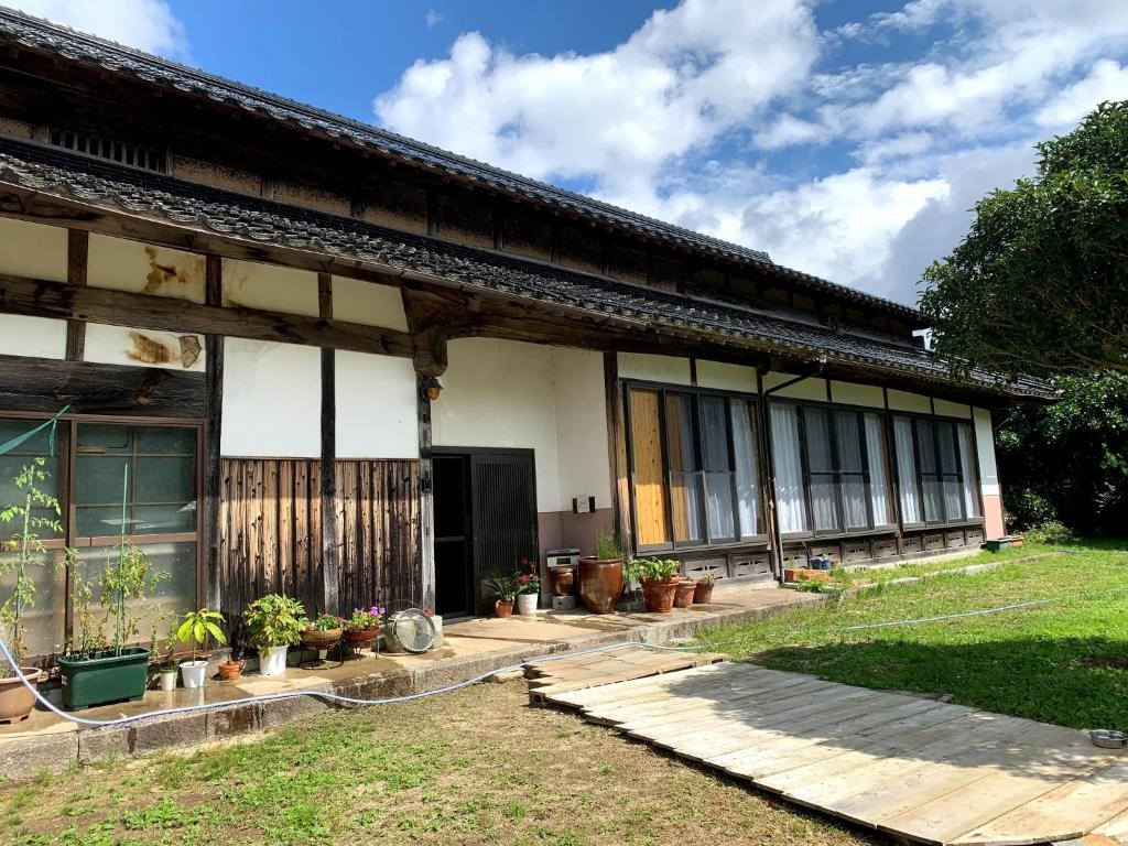 ein Haus mit Pflanzen davor in der Unterkunft Hoshi no Yadori - Vacation STAY 89344v 