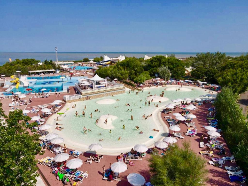Bazén v ubytování Isamar Holiday Village nebo v jeho okolí