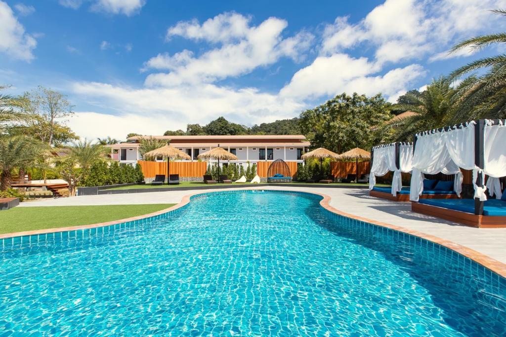 Bazén v ubytování U Rip Resort Phi Phi Hotel nebo v jeho okolí