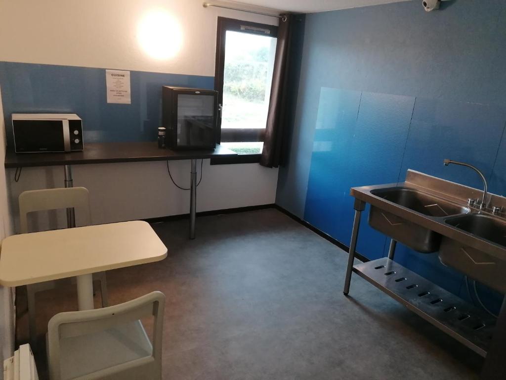 Kuchyň nebo kuchyňský kout v ubytování Enzo Hotels Vierzon by Kyriad Direct