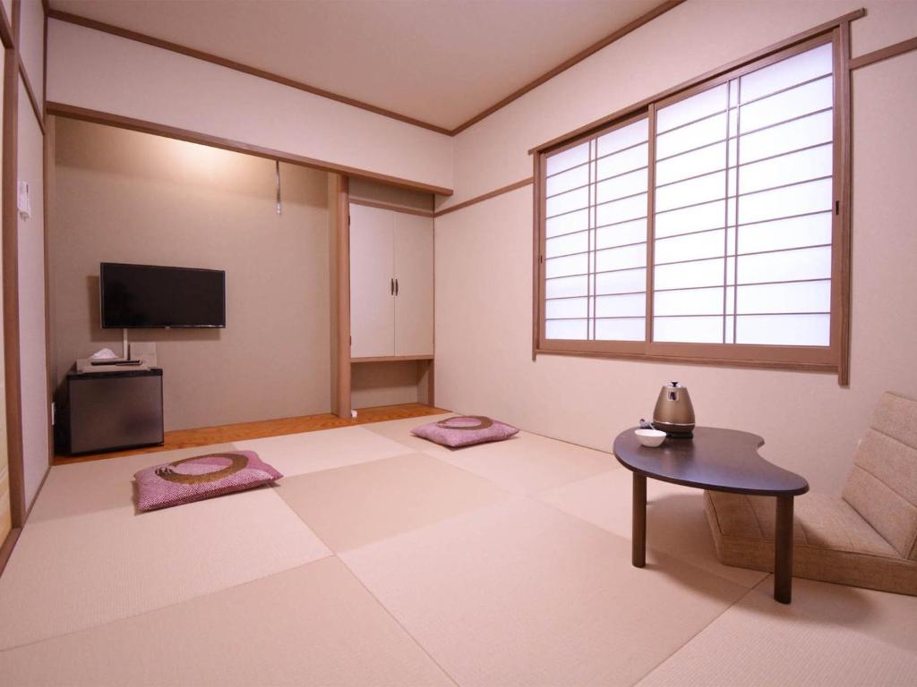 Una sala de estar con una mesa y una gran ventana. en Daigo - Vacation STAY 04946v, en Kanayama