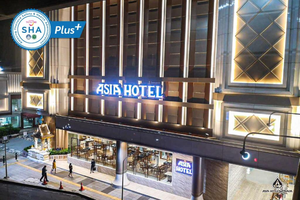 einen Blick über die Decke eines sissilen Hotelgebäudes in der Unterkunft Asia Hotel Bangkok in Bangkok
