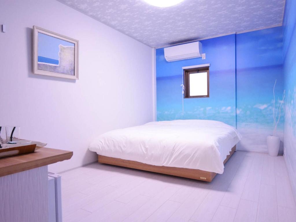 Schlafzimmer mit einem Bett und einer Glaswand in der Unterkunft Daigo - Vacation STAY 08000v in Kanayama