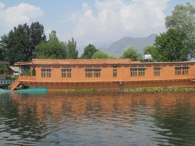 un gran edificio en el agua junto a un lago en RITZ Houseboats, en Srinagar