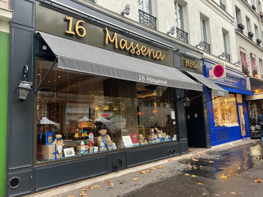 un magasin devant un magasin avec panneau masonon dans une rue dans l'établissement Hotel Massena, à Paris