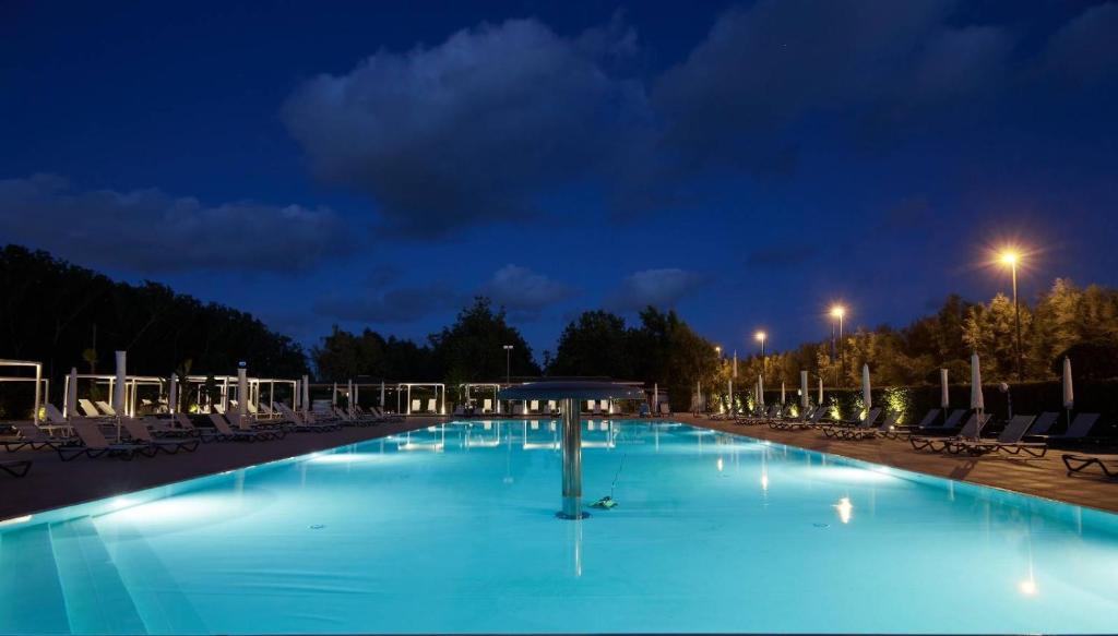 Bazén v ubytování Hotel Quadrifoglio nebo v jeho okolí