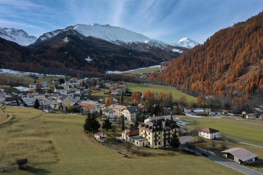 eine Luftansicht einer Kleinstadt in den Bergen in der Unterkunft Hotel Schweizerhof Sta Maria in Sta Maria Val Müstair