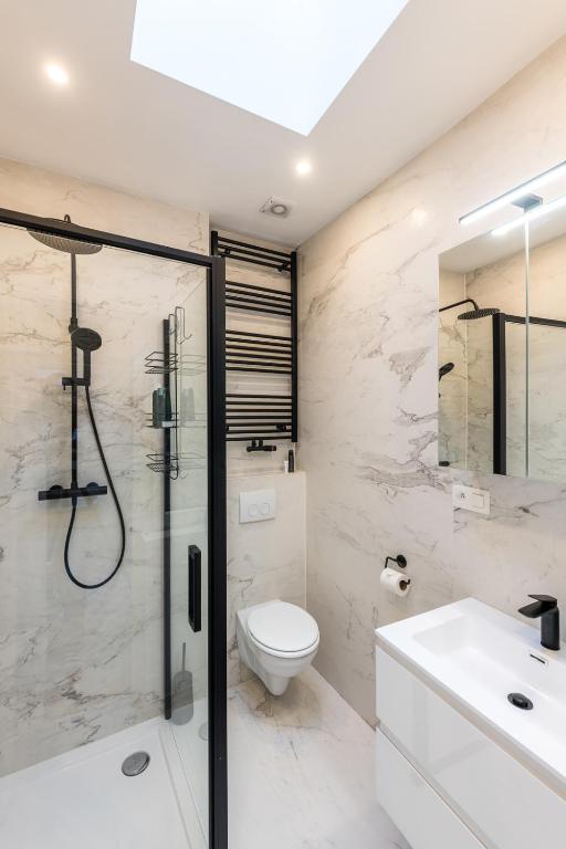 un bagno con doccia, WC e lavandino di Beautiful appartment in the heart of Antwerp ad Anversa