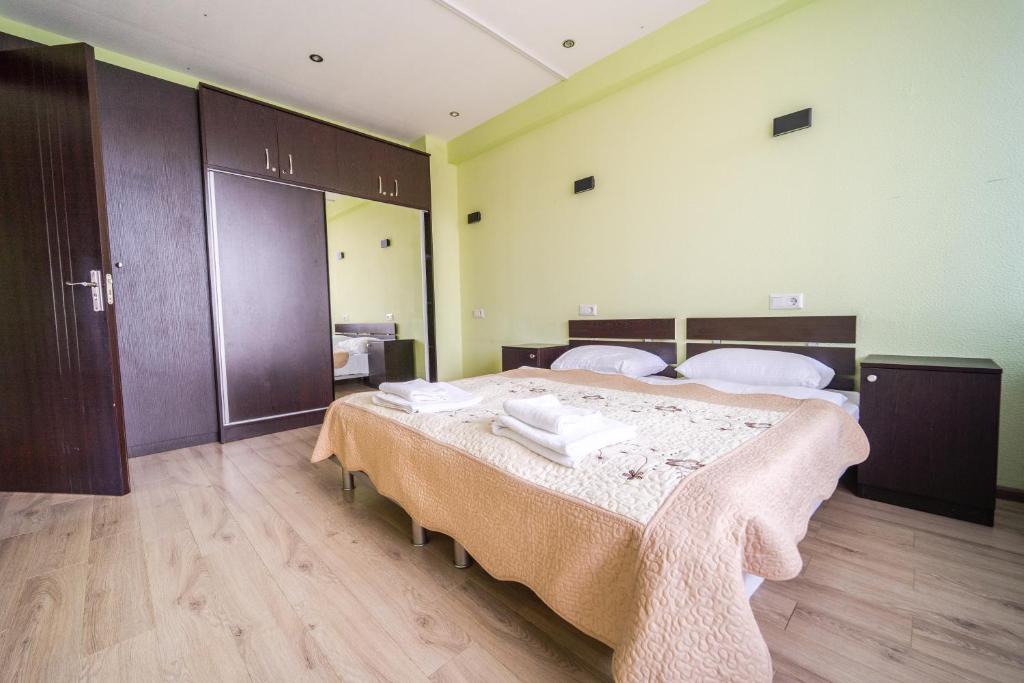 Postel nebo postele na pokoji v ubytování 2-room Apartment NFT Gudauri Penta 501