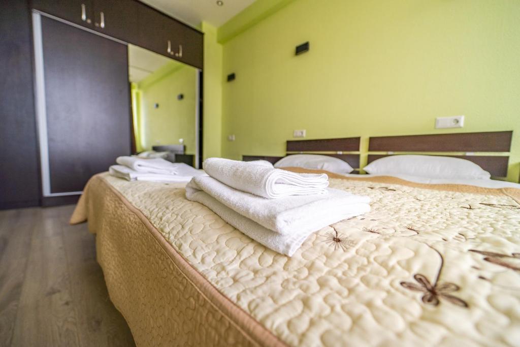Postel nebo postele na pokoji v ubytování 2-room Apartment NFT Gudauri Penta 501