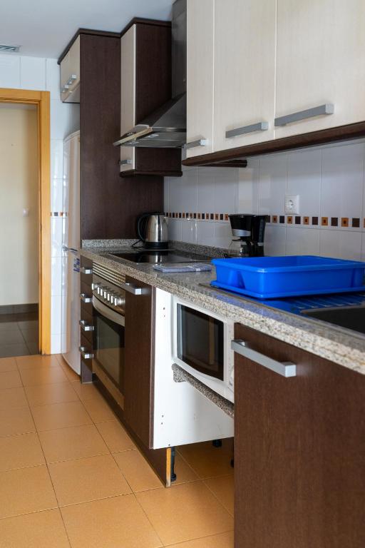 A kitchen or kitchenette at Apartamento Completo Torresol V