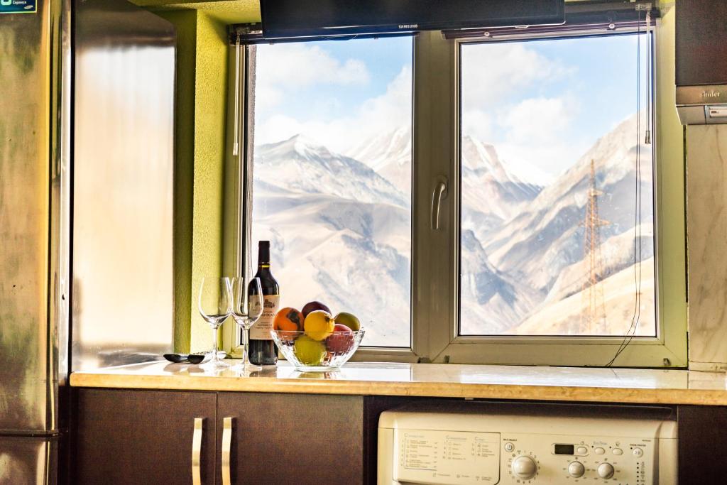 kuchnia z oknem z widokiem na góry w obiekcie 2-room Apartment NFT Gudauri Penta 501 w mieście Gudauri