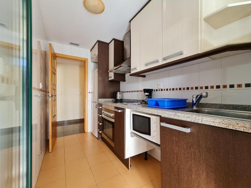 A kitchen or kitchenette at Apartamento Completo Torresol V