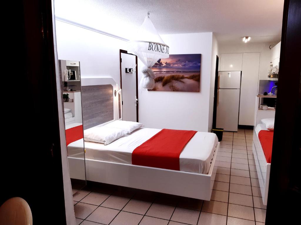 Postel nebo postele na pokoji v ubytování Studio Climatisé - Piscine-Plage - 2 à 3 personnes
