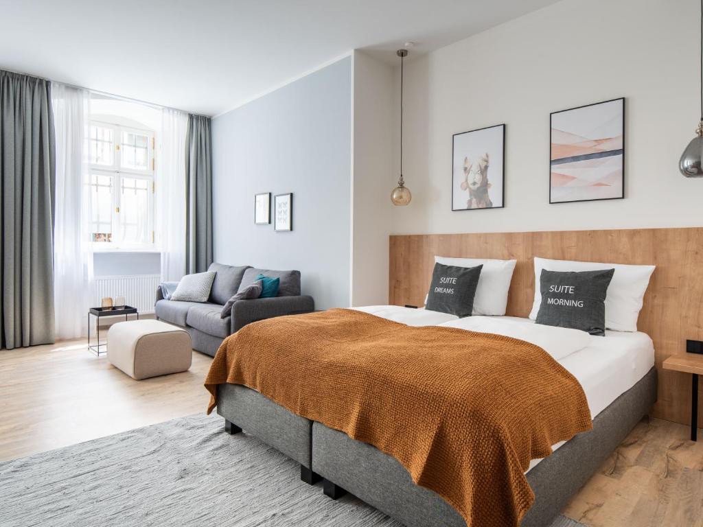 um quarto com uma cama grande e um sofá em limehome Bamberg Keßlerstraße em Bamberg