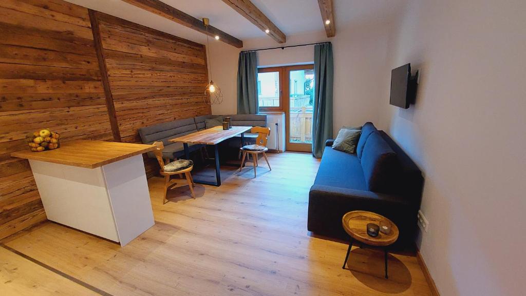 TV a/nebo společenská místnost v ubytování Alpenchalet Almrose