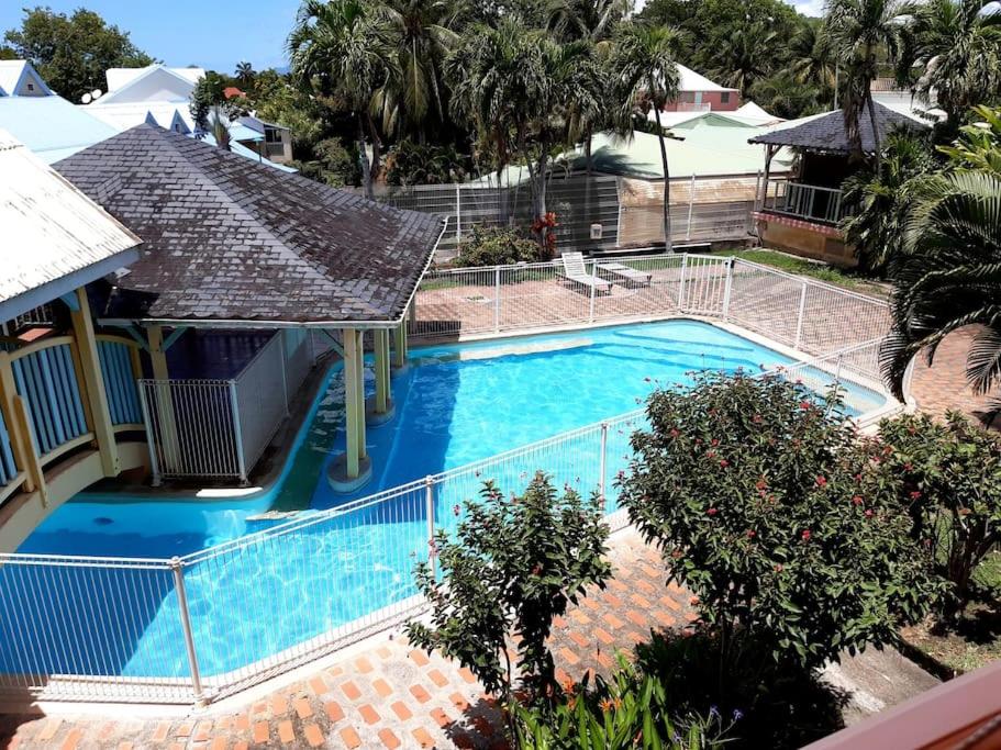 an overhead view of a swimming pool in a resort at Duplex Climatisé - Piscine-Plage - 1 à 4 personnes in Sainte-Anne